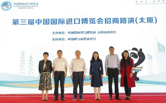 進(jìn)博會(huì)現(xiàn)場(chǎng)主要領(lǐng)導(dǎo)和嘉賓合影 進(jìn)博會(huì)現(xiàn)場(chǎng)主要領(lǐng)導(dǎo)和嘉賓合影