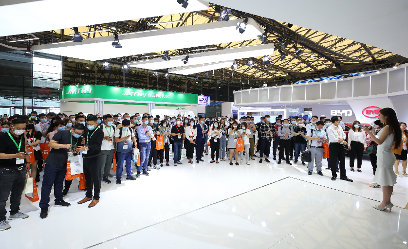 上海服裝展覽搭建公司分析 什么樣的職業(yè)裝才能吸引更多得觀眾！